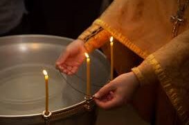 ნათლობის დროს მღვდელმა ისეთი რამ გააკეთა, რომ პატარას მშობლები და იქ მყოფები სასტიკად აღაშფოთა