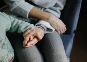 მარტოხელა დედა შეძრწუნდა, როდესაც მის მიერ შვილად აყვანილ 2 ბავშვზე შოკისმომგვრელი სიმართლე გაიგო