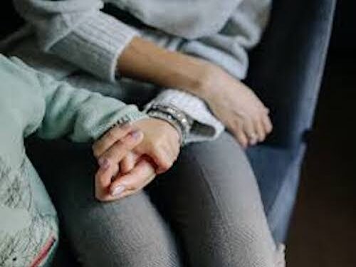 მარტოხელა დედა შეძრწუნდა, როდესაც მის მიერ შვილად აყვანილ 2 ბავშვზე შოკისმომგვრელი სიმართლე გაიგო