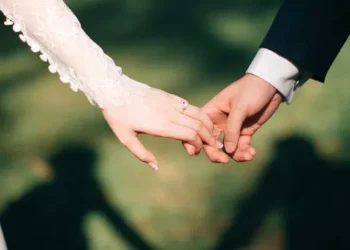 ქორწინებიდან 9 წლის შემდეგ წყვილმა საბოლოოდ გახსნა საქორწინო საჩუქარი, რომელიც ბებიამ დაუტოვა და მკაცრად გააფრთხილა, რომ კონკრეულ მომენტამდე არ გაეხსნათ