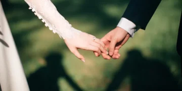 ქორწინებიდან 9 წლის შემდეგ წყვილმა საბოლოოდ გახსნა საქორწინო საჩუქარი, რომელიც ბებიამ დაუტოვა და მკაცრად გააფრთხილა, რომ კონკრეულ მომენტამდე არ გაეხსნათ