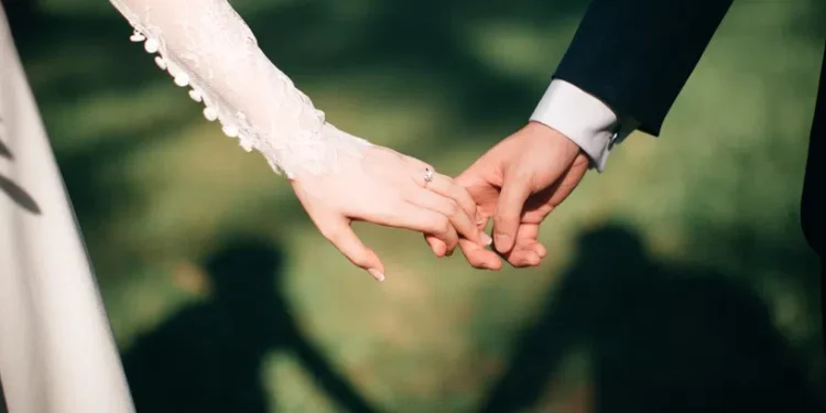 ქორწინებიდან 9 წლის შემდეგ წყვილმა საბოლოოდ გახსნა საქორწინო საჩუქარი, რომელიც ბებიამ დაუტოვა და მკაცრად გააფრთხილა, რომ კონკრეულ მომენტამდე არ გაეხსნათ