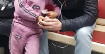 ცუდად აღზრდილ ბავშვს არ სურდა მეტროში ფეხების დაბლა დაწყობა აი, როგორ ასწავლა მას გაკვეთილი მგზავრმა