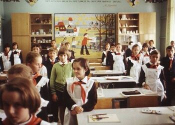 რას უკრძალავდა საბჭოთა სკოლა მოსწავლეებსს, რათა ისინი სხვებისგან გამორჩეული არაფრით ყოფილიყვნენ