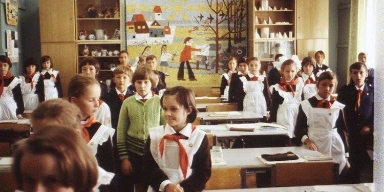 რას უკრძალავდა საბჭოთა სკოლა მოსწავლეებსს, რათა ისინი სხვებისგან გამორჩეული არაფრით ყოფილიყვნენ