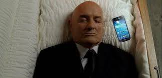 გარდაცვლილ მამაკაცს მეგობრებმა დასაფლავებისას ტელეფონი ჩააყოლეს, ზუსტად ერთი წლის შემდეგ მეგობრებს გაახსენდათ და დარეკვა გადაწყვიტეს, მაგრამ შემდეგ ისეთი რამ მოხდა ყველა გაოგნებული იყურებოდა