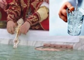 რისი გაკეთება შეიძლება და არ შეიძლება ნაკურთხი წყლით და როგორ შეგიძლიათ გამოიყენოთ ის მკურნალობისთვის