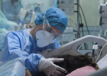 გოგონა უმარტივესი ოპერაციის დროს გარდაიცვალა. ექიმი გოგონას მშობლებთან მივიდა, ნიღაბი მოიხსნა და ადგილზე გაქვავდა, გოგონას მამამ მაშინვე იცნო და გაახსენდა თუ რა გააკეთა მისთვის..