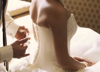 პატარძალი ქორწილის შემდეგ ოთახში შევიდა გამოსაცვლელად, მას ქმარი დახვდა საწოლზე მაგრამ მაგრამ ის მარტო არ იყო