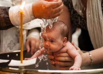 ვიღაცამ ნათლობის დროს ბავშვს აკოცა – ახლა ის სიცოცხლისთვის იბრძვის