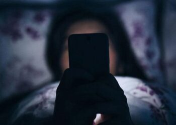 გაფრთხილება ყველას, ვისაც ღამით მობილური ტელეფონის საწოლში თვალიერება უყვარს!