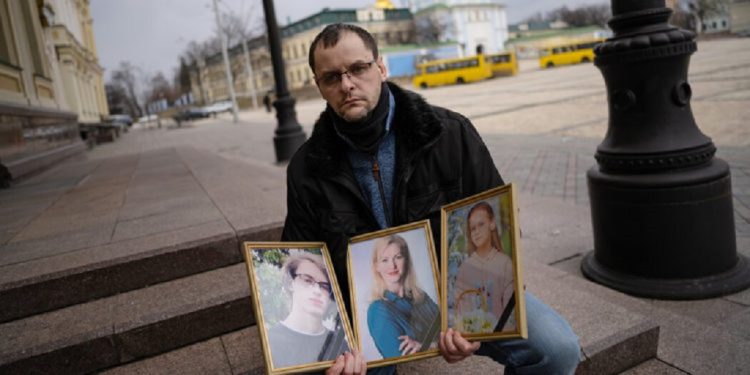 რამდენიმე დღის წინ საქართველოდან დაბრუნებული მამა, რომელსაც რუსებმა ცოლი და 2 შვილი მოუკლეს..