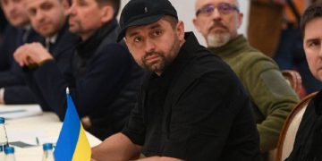 რა მიზეზით დადის დავით არახამია რუსეთთან მოლაპარაკებებზე კეპიანი ქუდით, მაშინ როდესაც მსგავს ქუდს საერთოდ არ ატარებს – პოლიტიკოსის განმარტება
