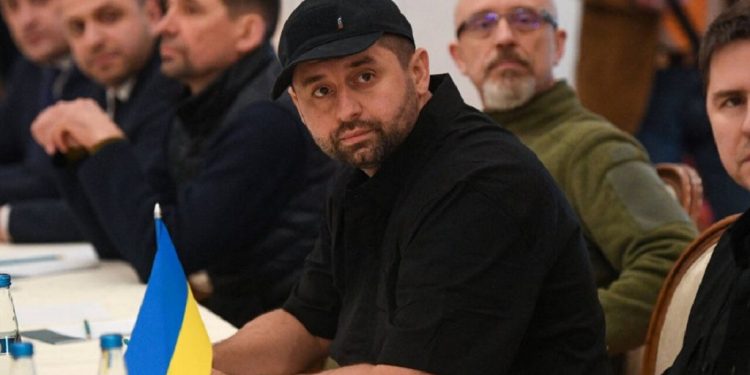 რა მიზეზით დადის დავით არახამია რუსეთთან მოლაპარაკებებზე კეპიანი ქუდით, მაშინ როდესაც მსგავს ქუდს საერთოდ არ ატარებს – პოლიტიკოსის განმარტება