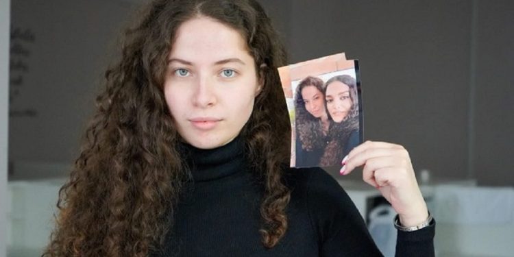 გოგონას ყველა ჟურნალისტი გაოცებული უყურებდა – ნახეთ რა განძი წაიღო 20 წლის უკრაინელმა გოგონამ ქვეყნიდან გაქცევისას