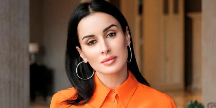 „უამრავი ადამიანი მწერს და ლანძღავს ჩემს შვილებს, იმ პოზიციის გამო, რომელზეც მე ვდგავარ, ნუთუ ტოლერანტობა არ ვრცელდება საზღვარგარეთ მყოფ რუს ბავშვებზე, რომელთაც სკოლაში სცემენ?” – თინა კანდელაკი