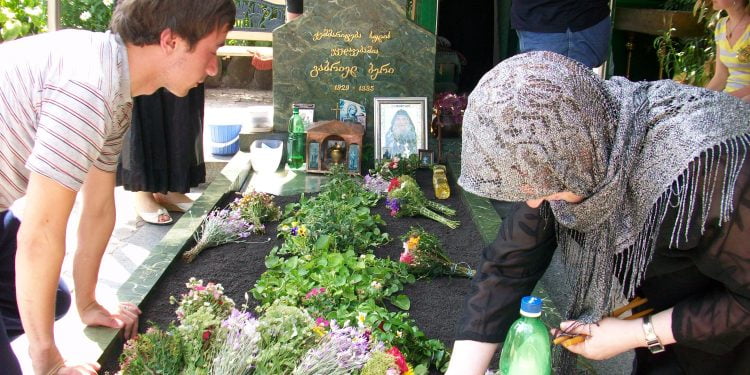 როგორ იკურნებიან მამა გაბრიელის წყალობით ადამიანები სიმსივნისგან, სარკომისგან და როგორ ასწავლა გულის შეტევის ლოცვების დახმარებით შეჩერება