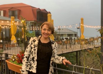 შევედი შვილის ოთახში და ხატებთან ხელაპყრობილი სთხოვდა ღმერთს როდემდე უნდა ვიტანჯო გამათავისუფლეო… მივედი იმ ნათესავთან ვინც შვილი დამიწყევლა ფეხებში ჩავუვარდი და ვთხოვე…. წყევლის ძალა ანუ ამბავი ბიჭუნაზე, რომელსაც უცნაური დაავადება შეეყარა