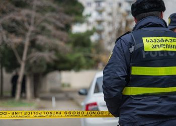 სამგორში სკოლის მოსწავლეებს შორის მომხდარი დაპირისპირების დროს 15 წლის ბიჭი დაჭრეს – მის გადარჩენას ექიმები ამ დრომდე ცდილობენ