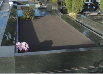 წარწერა სტომატოლოგის საფლავის ქვაზე – განსვენებულის სახელთან ერთად პატარა შრიფტით წარმოუდგენელი რამ წერია