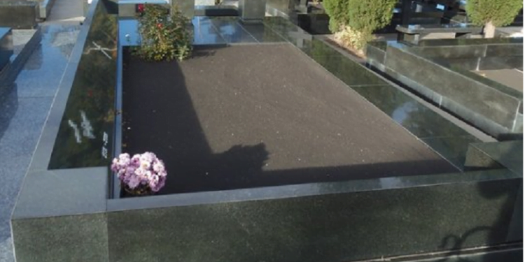 წარწერა სტომატოლოგის საფლავის ქვაზე – განსვენებულის სახელთან ერთად პატარა შრიფტით წარმოუდგენელი რამ წერია