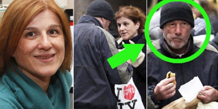 გოგონამ ქუჩაში სეირნობისას ერთ მოხეტიალეს, რომელიც უსახლკარო ეგონა, საკუთარი პიცა მისცა, თუმცა წარმოდგენაც კი არ ჰქონდა თუ ვინ იყო ის სინამდვილეში