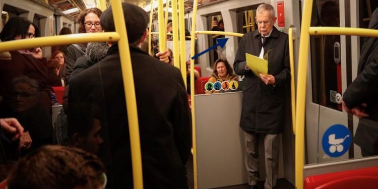 ფოტოზე ერთი შეხედვით ჩვეულებრივი ჭაღარა მამაკაცია მონიშნული, რომელიც სამსახურში მიდის. იცით ვინ არის ეს მამაკაცი?