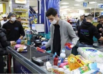 სუპერმარკეტში რიგში ვიდექი.. ჩემს წინ მდგომი სიმპათიური ქალბატონი თვალს არ მაშორებდა. გამიკვირდა, ვკითხე ვიცნობთ ერთმანეთს? პასუხი და მისი საქციელით სახტად დავრჩი..  – რა წარმოუდგენელი ისტორია გადახდა ქართველ ემიგრანტს