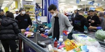 სუპერმარკეტში რიგში ვიდექი.. ჩემს წინ მდგომი სიმპათიური ქალბატონი თვალს არ მაშორებდა. გამიკვირდა, ვკითხე ვიცნობთ ერთმანეთს? პასუხი და მისი საქციელით სახტად დავრჩი..  – რა წარმოუდგენელი ისტორია გადახდა ქართველ ემიგრანტს