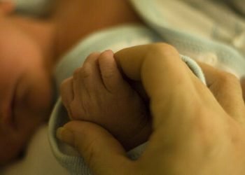 „მე აყვანილი ბავშვის დედა ვარ, ის ქალი კი რომელმაც ბავშვი თავისი ხელით გადმოგვცა, “სამშობიაროდან მოპარულ შვილს” ეძებს, არვიცი რა გავაკეთოთ?” – წერილი სოციალური ქსელიდან