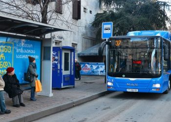 დღეს დილით ავტობუსში გოგონას ვიღაცამ დაურეკა, ჩანთაში დაიწყო ძრომიალი და უცებ პრეზერვატივი გადმოუვარდა. ყველანი ველოდებოდით გოგოს რეაქციას და ასეთ რამ უპასუხა…