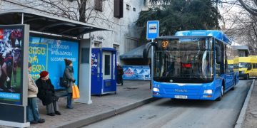 დღეს დილით ავტობუსში გოგონას ვიღაცამ დაურეკა, ჩანთაში დაიწყო ძრომიალი და უცებ პრეზერვატივი გადმოუვარდა. ყველანი ველოდებოდით გოგოს რეაქციას და ასეთ რამ უპასუხა…