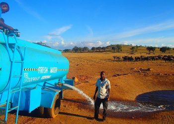 რა მიზეზით გადის მამაკაცი ყოველდღე 45 კმ-ს წყლით სავსე სატვირთო მანქანით და რა ხდება როდესაც წყალს ღვრის…