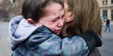 ქუჩაში დედა ვერ აწყნარებდა ბავშვს, რომელიც გაუჩერებლად ტიროდა, იქვე მდგომმა ქალმა კი მას წარმოუდგენელი რამ უთხრა – უცნაური ამბავი, რომელიც გულზე მოგხვდებათ