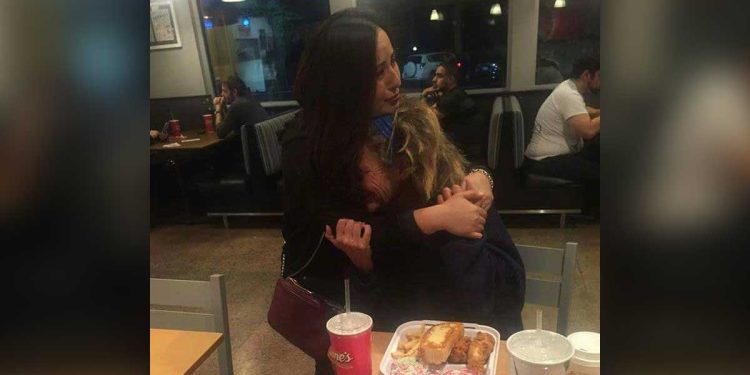 ახალგაზრდა ქალმა რესტორანში მოხუც უსახლკარო ქალს მისცა საკუთარი საჭმელი, თუმცა მალევე ეს გარკვეული მიზეზით საშინლად ინანა