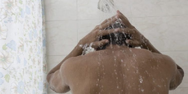 ცოლ-ქმარი ერთად 11 წელი ცხოვრობდნენ.. მაგრამ ქალი ქმარს სამუდამოდ გაშორდა მას შემდეგ რაც ის შხაპის ქვეშ დაინახა