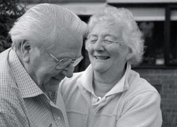 ქმარმა 50 წლიანი თანაცხოვრების შემდეგ ცოლს ჰკითხა, რამდენად იყო მისი ერთგული მთელი ცხოვრების განმავლობაში.. პასუხმა სრულიად შოკში ჩააგდო