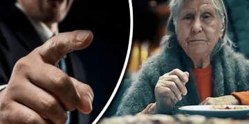 რესტორნის მენეჯერმა საყვარელი მოხუცი ქალი გააგდო რესტორნისან, მაგრამ მან არც კი იცოდა ვინ იყო ის სინამდვილეში