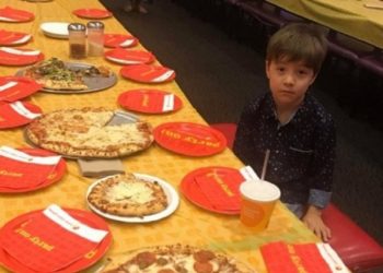 6 წლის ბიჭის დაბადების დღეზე არცერთი კლასელი არ მივიდა – რა ფოტო გავრცელდა ვირუსულად ინტერნეტში და რას ნანობს ბავშვის დედა