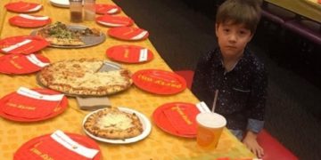 6 წლის ბიჭის დაბადების დღეზე არცერთი კლასელი არ მივიდა – რა ფოტო გავრცელდა ვირუსულად ინტერნეტში და რას ნანობს ბავშვის დედა