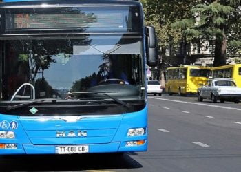 გაჩერებაზე ერთი ბებო ამოვიდა, იქვე ახლოს ახალგაზრდა ბიჭი იჯდა, რომელმაც მოხუცს ადგილი არ დაუთმო… ყველამ ბიჭის ლანძღვა დაიწო, მაგრამ სიმართლის გაგების შემდეგ ყველა მათგანს ძალიან შერცხვა