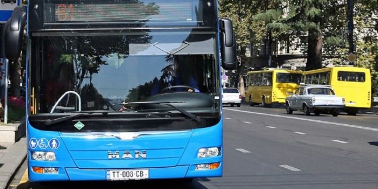 გაჩერებაზე ერთი ბებო ამოვიდა, იქვე ახლოს ახალგაზრდა ბიჭი იჯდა, რომელმაც მოხუცს ადგილი არ დაუთმო… ყველამ ბიჭის ლანძღვა დაიწო, მაგრამ სიმართლის გაგების შემდეგ ყველა მათგანს ძალიან შერცხვა