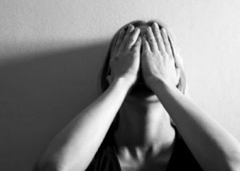 გუშინ სამსახურიდან ადრე დავბრუნდი სახლში და ჩემს მეუღლეს საყვარელთან წავასწარი. მუხლის ჩოქზე დამიდგა აგიხსნი ყველაფერსო და დაიწყო მოყოლა. გულამოსკვნილი ვტიროდი ისეთი რამ მითხრა