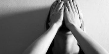 გუშინ სამსახურიდან ადრე დავბრუნდი სახლში და ჩემს მეუღლეს საყვარელთან წავასწარი. მუხლის ჩოქზე დამიდგა აგიხსნი ყველაფერსო და დაიწყო მოყოლა. გულამოსკვნილი ვტიროდი ისეთი რამ მითხრა