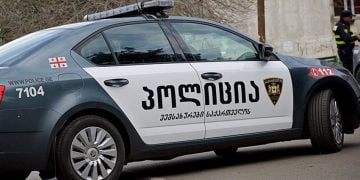 ქალი ზის საჭესთან და 240კმ/სთ-ით მიქრის. გააჩერა პატრულმა,სთხოვა მართვის მოწმობა. ქალმა განაცხადა, რომ ყალბი მოწმობა ჰქონდა და ვერ აჩვენებდა…