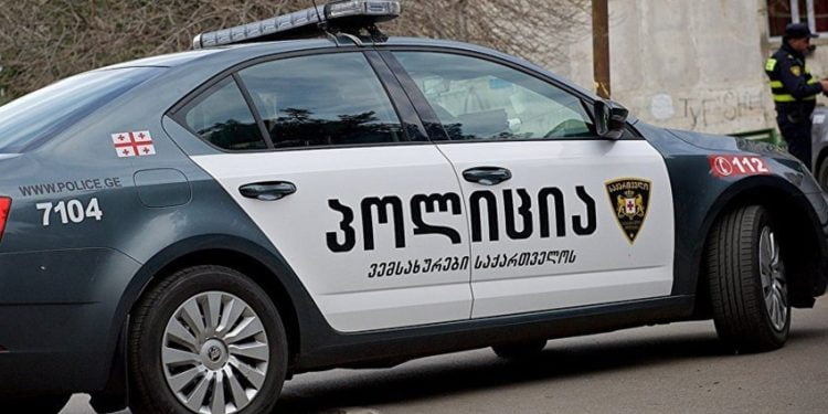 ქალი ზის საჭესთან და 240კმ/სთ-ით მიქრის. გააჩერა პატრულმა,სთხოვა მართვის მოწმობა. ქალმა განაცხადა, რომ ყალბი მოწმობა ჰქონდა და ვერ აჩვენებდა…