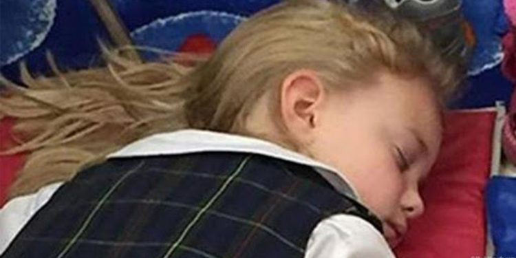 პატარა მძინარი გოგონას ამ ფოტო მთელი მსოფლიო შოკში ჩააგდო – კარგად დააკვირდით მის ხელს..