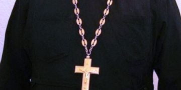 იცით თუ არა რატომ ატარებდნენ და დღემდე ატარებენ სასულიერო პირები ოქროს ჯვრებს და მდიდრულ ტანსაცმელს