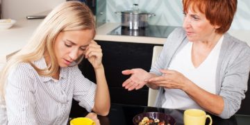 ცოტა ხნის წინ დედამთილი ჩვენთან გადმოვიდა და ვხვდები რომ მისი საქციელების გამო ქმარს ვშორდები…