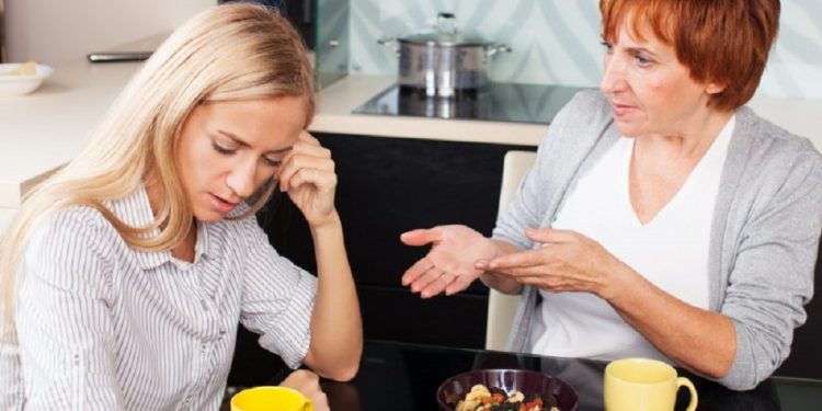 ცოტა ხნის წინ დედამთილი ჩვენთან გადმოვიდა და ვხვდები რომ მისი საქციელების გამო ქმარს ვშორდები…